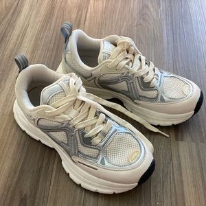 chunky dad sneakers